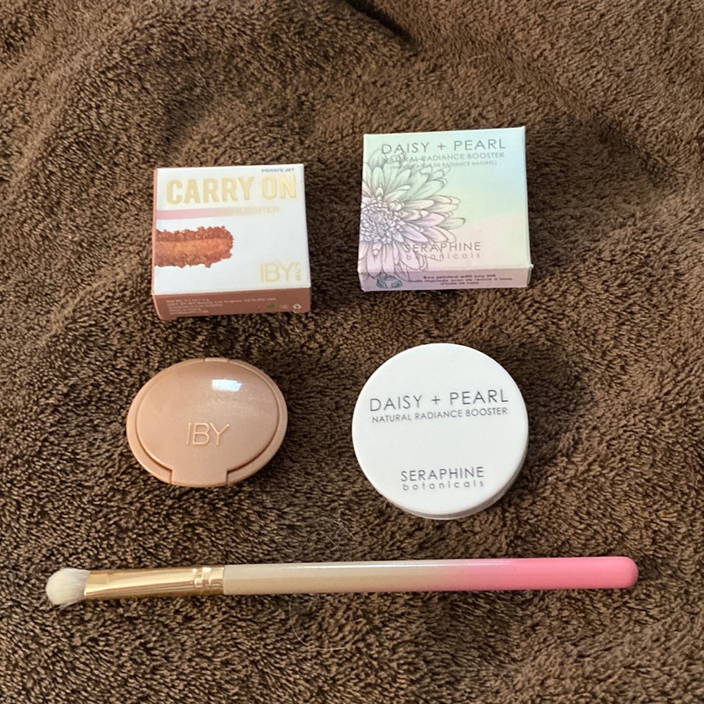 Highlighter and Radiance booster with brush.